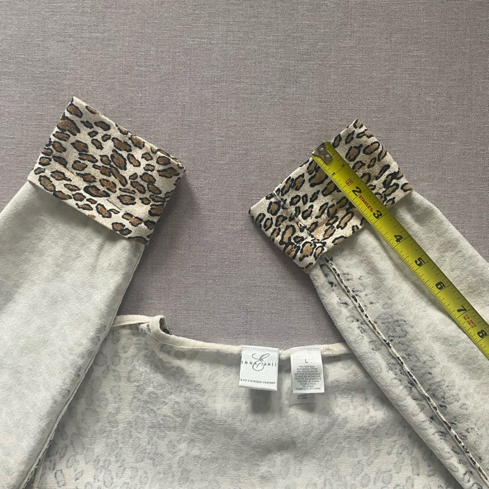 Liz Claiborne leopard print cardigan. - Picture 10 of 11